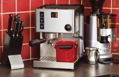 Dreamfarm Grindenstein Knock Box - Red -Gaggia Store Dreamfarm Grindenstein Scene FireTruck 12 20465b74 e815 4b85 80ca 03460b3acda1