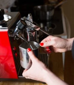 Fellow Eddy Steaming Pitcher 12oz - Polished Steel 9 Fellow Eddy Steaming Pitcher 12oz - Polished Steel -Gaggia Store TG7A2873eddypitcher